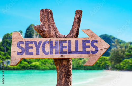 Fotografia Seychelles wooden sign with beach background