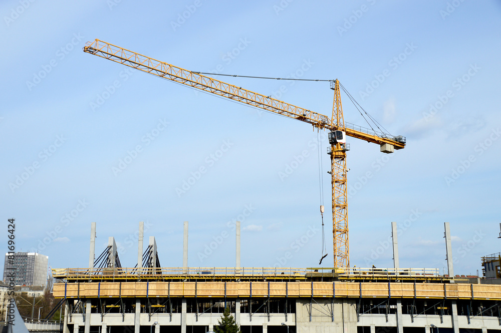 Obendrehender Turmkran auf einer Baustelle Obendrehender Turmkran auf einer Baustelle