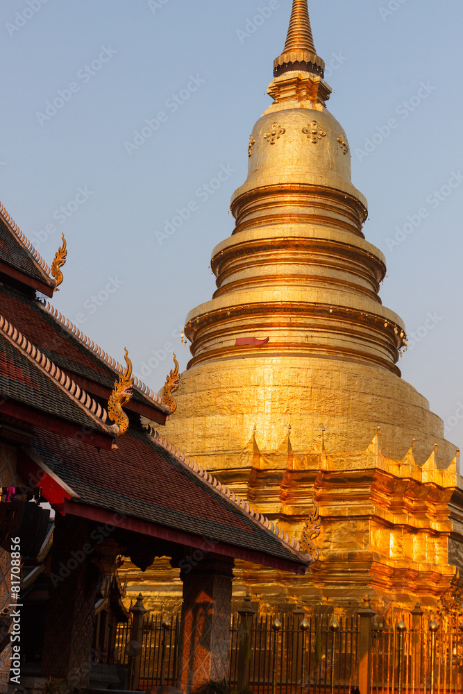 Fototapeta premium golden buddhist pagoda