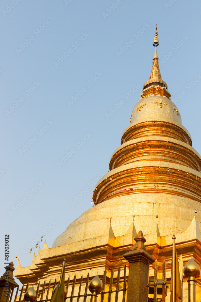 Fototapeta premium golden buddhist pagoda