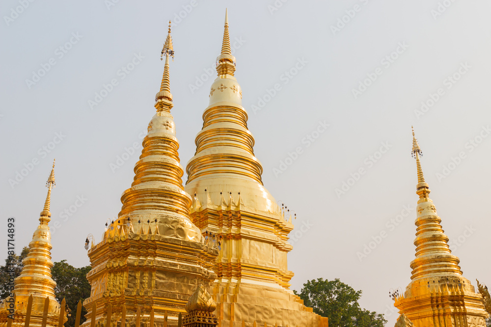 Fototapeta premium golden buddhist pagoda