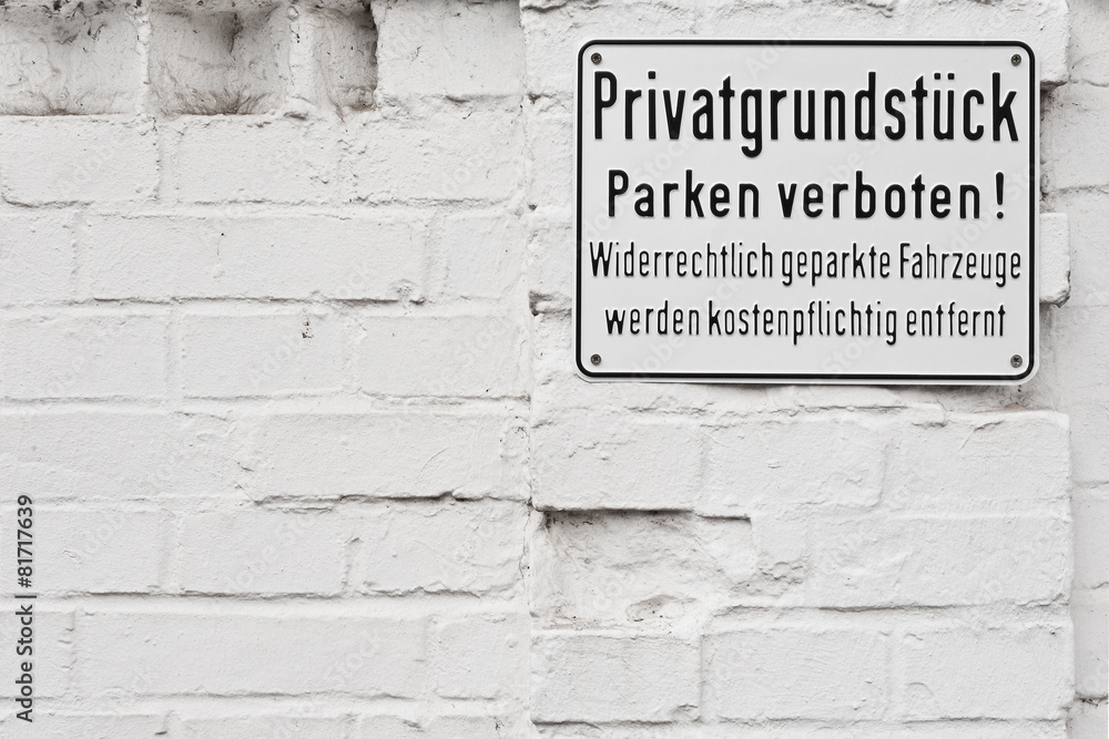 Privatgrundstück Parken verboten - auf alter weisser Ziegelwand Privatgrundstück Parken verboten - auf alter weisser Ziegelwand