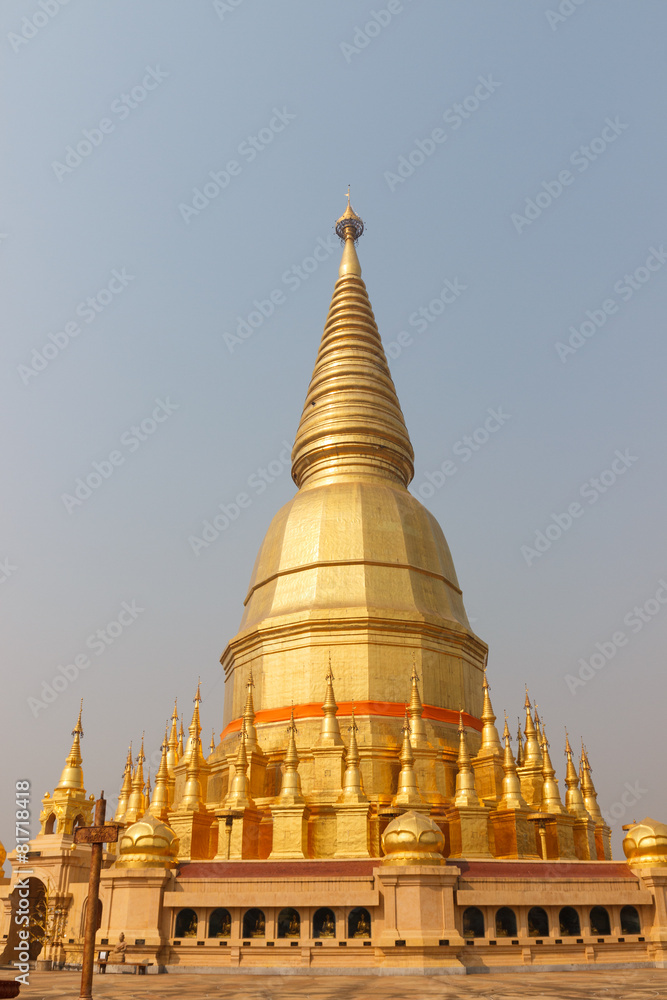 Naklejka premium golden buddhist pagoda