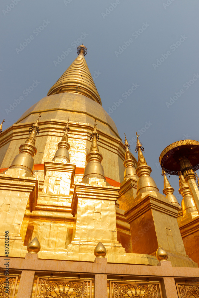 Naklejka premium golden buddhist pagoda