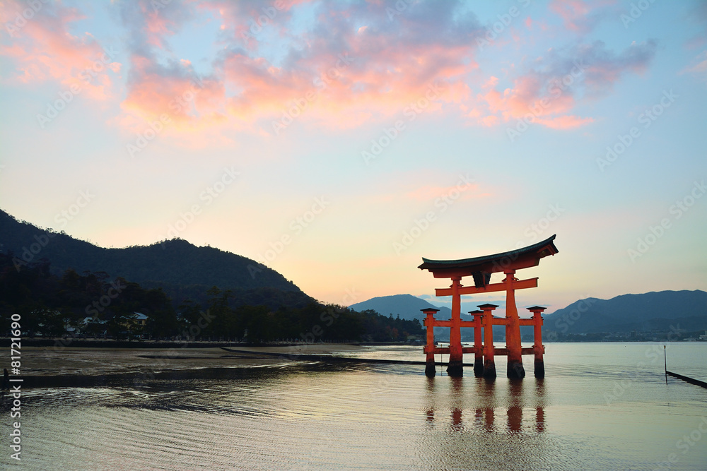 夕焼空と宮島の大鳥居