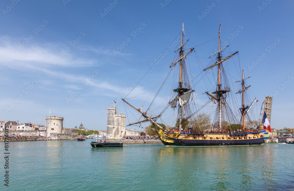 L'hermione quitte le port de la Rochelle. L'hermione quitte le port de la Rochelle.