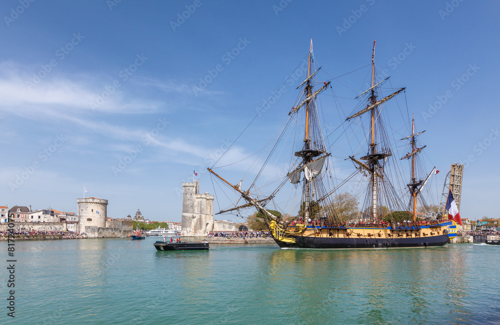 L'hermione quitte le port de la Rochelle.