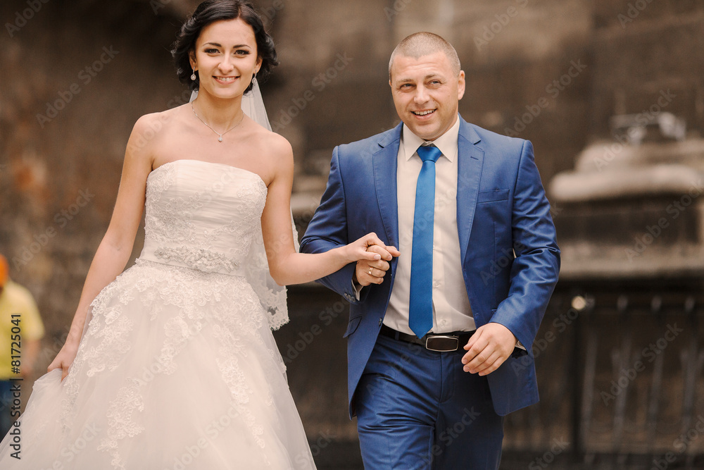 Fototapeta premium Wedding couple walking
