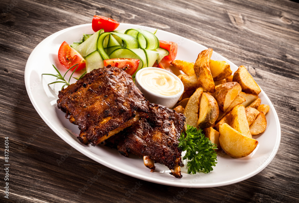 Tasty grilled ribs with vegetables