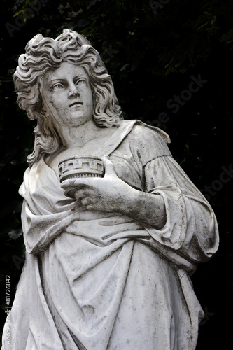 marble statue of a women © lkpro
