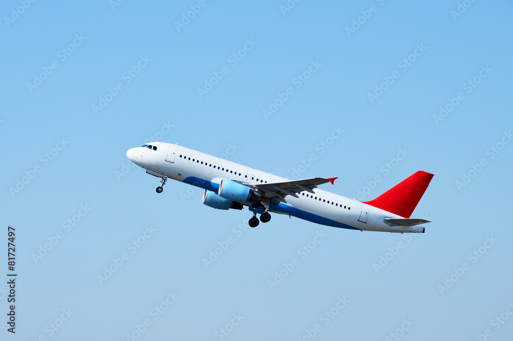 Aufsteigendes Passagierflugzeug mit Düsenantrieb Aufsteigendes Passagierflugzeug mit Düsenantrieb