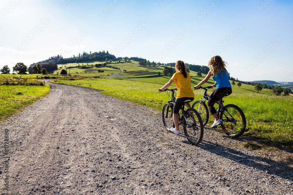 Obraz premium Healthy lifestyle - young women biking