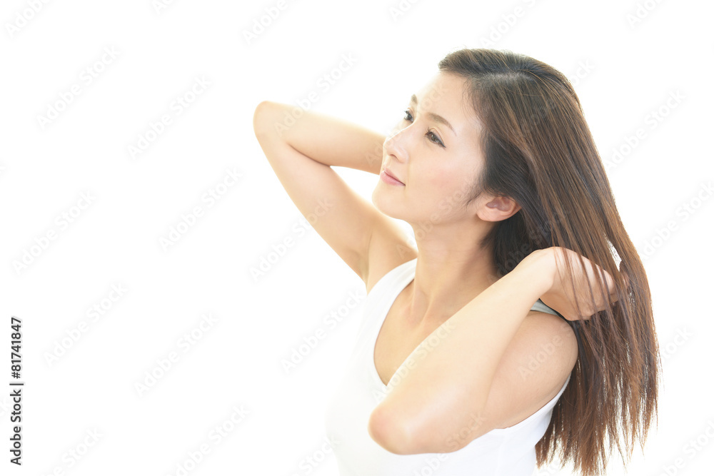 ヘアケアをする女性 ヘアケアをする女性