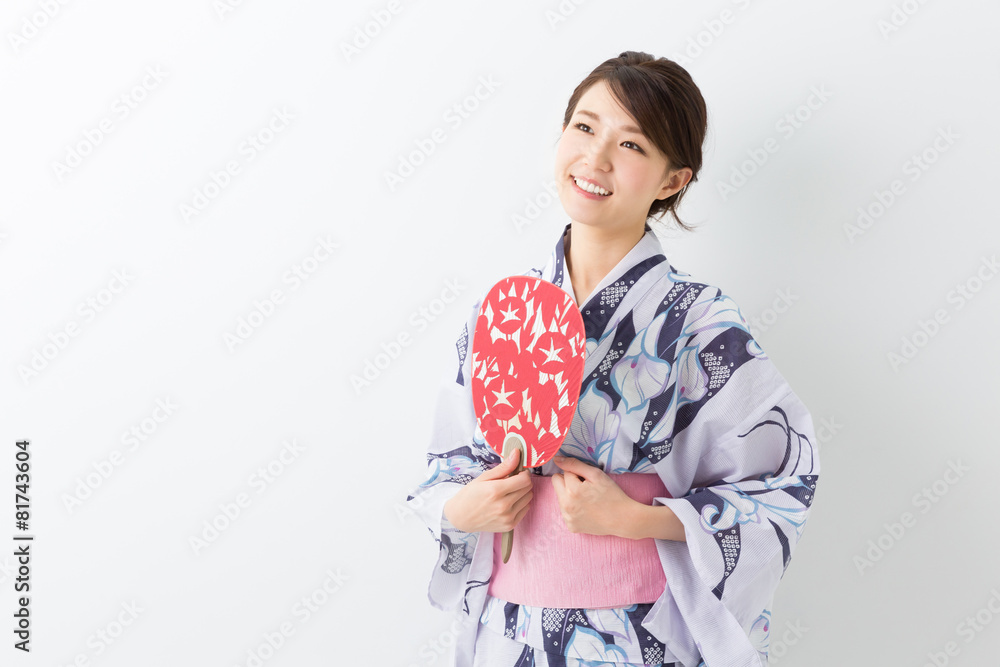浴衣を着た女性　うちわ