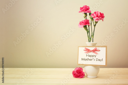 Φωτογραφία Mothers day message with pink carnations