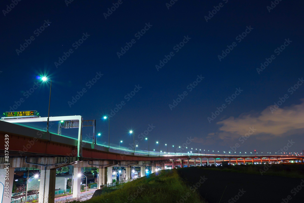 Obraz premium 荒川土手と首都高速