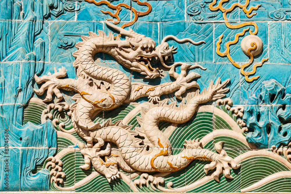 Obraz premium ancient dragon wall in Beihai park of Beijing