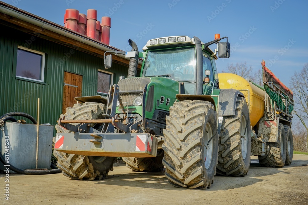 Gülleausbringung, Güllefass mit Schleppschlauchtechnik Gülleausbringung, Güllefass mit Schleppschlauchtechnik