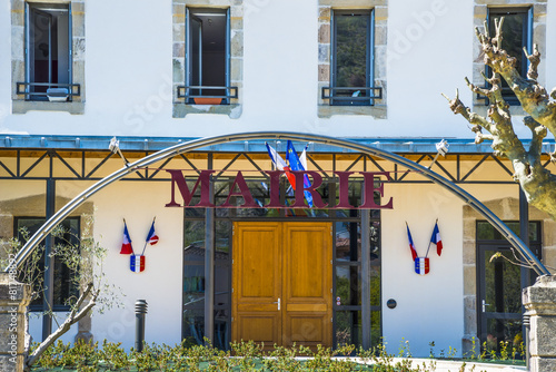 mairie entrée avec drapeaux photo