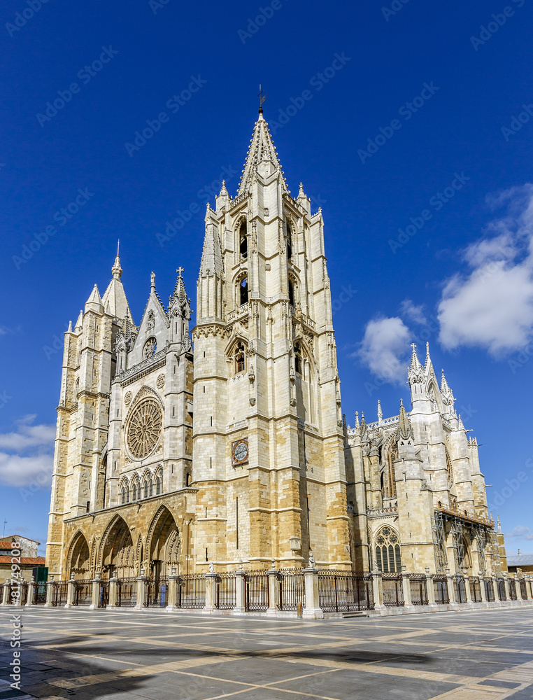 Central facade, tower and rose window of the cathedral of Leon