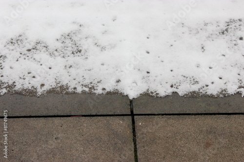 geschmolzener Schnee auf Betonplatten photo