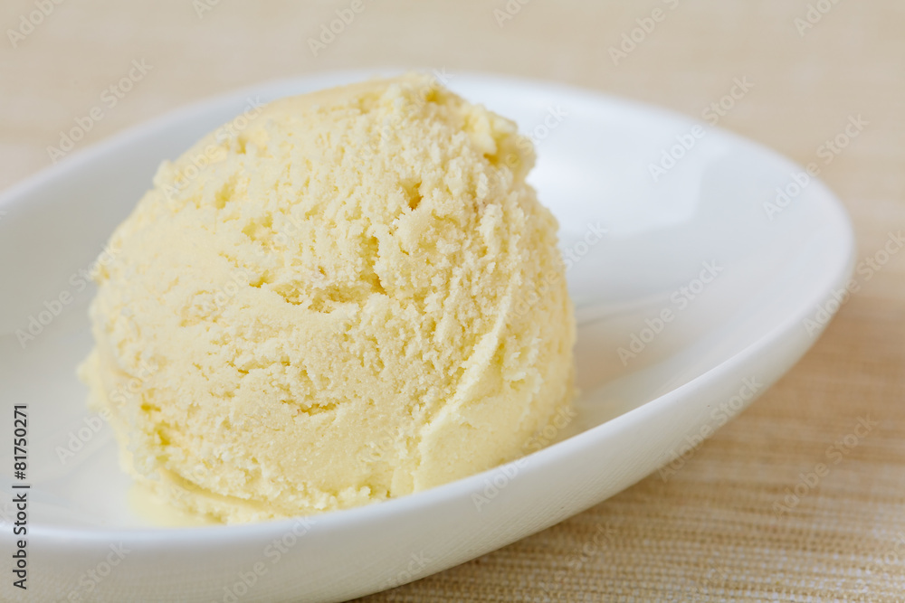 Wie Viel Kcal Hat Eine Kugel Vanilleeis stock.adobe.com