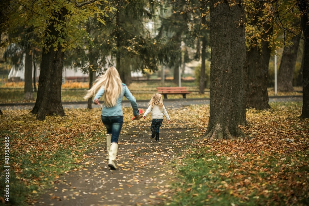 Fototapeta premium Mother with daughter in autumn park