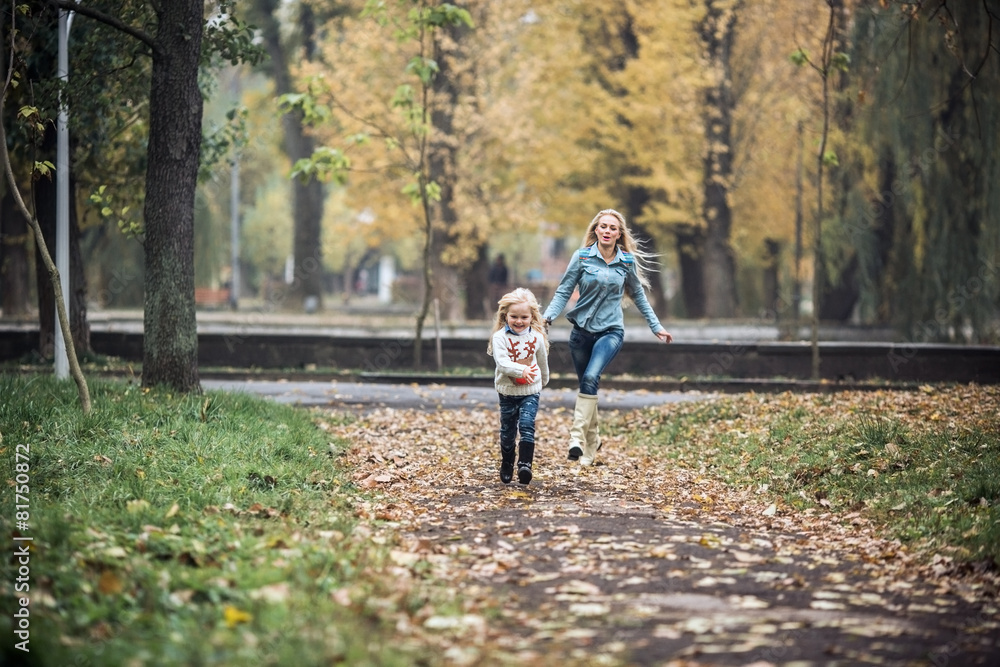 Fototapeta premium Mother with daughter in autumn park