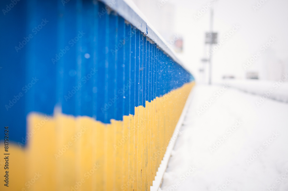 Obraz premium Patriotic Ukrainian flag on the bridge rails