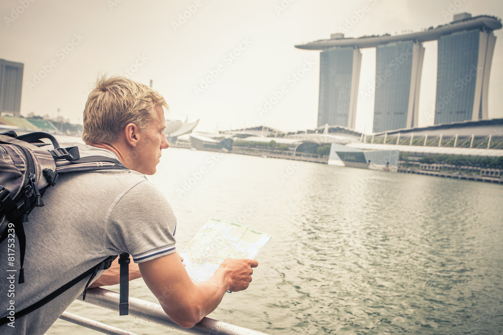 Obraz premium tourist adventure with map to Singapore
