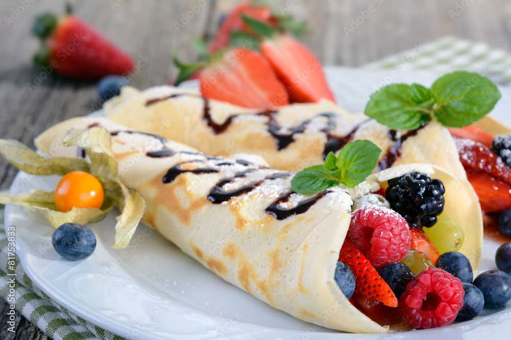 Süße Pfannkuchen mit frischem Beerenobst Süße Pfannkuchen mit frischem Beerenobst