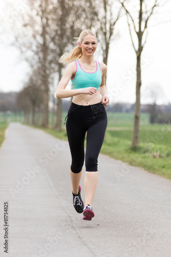 blonde Frau joggt