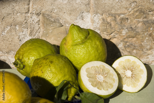 Citrus fruit slices