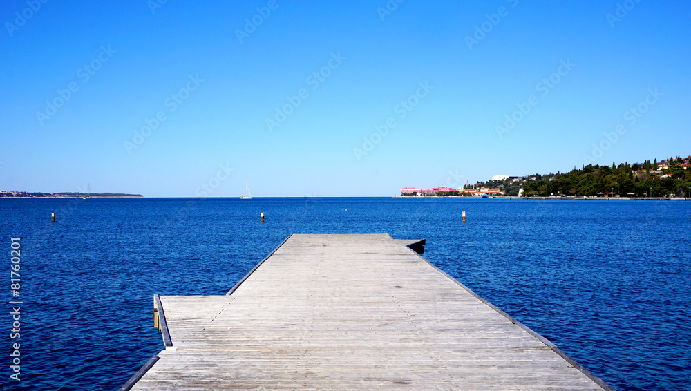 Obraz premium Bridge to the sea with blue sky