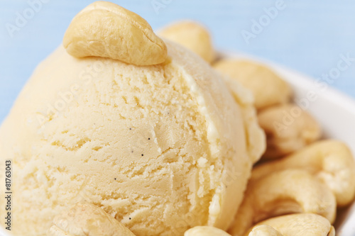 Cashew-Eis mit Cashewnüssen photo