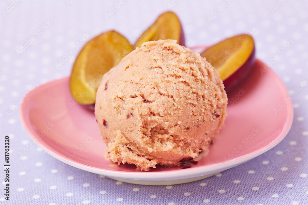 Pflaumeneis mit frischen Pflaumen Stock Photo | Adobe Stock