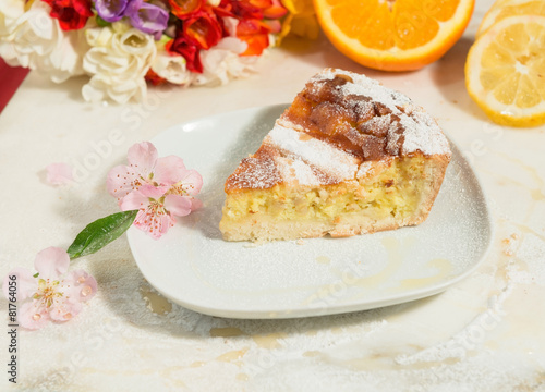 Принти на полотні Fetta di pastiera napoletana con fiori e agrumi