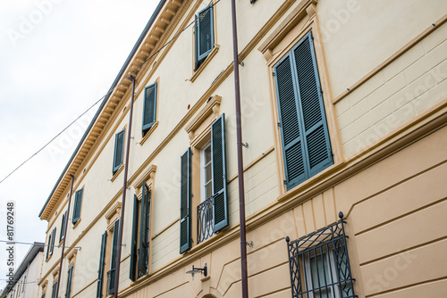 Finestre e balcone facciata palazzo signorile