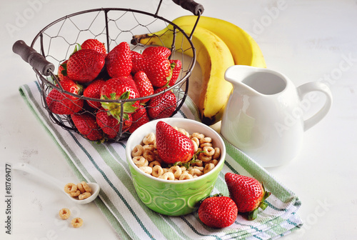 Cereal with strawberries and bananas