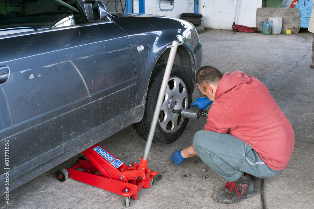 Tires repairer and lift jacks