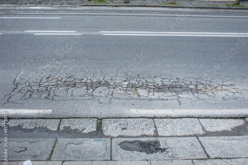 Strada asfalto, pavimentazione stradale danneggiato, buca