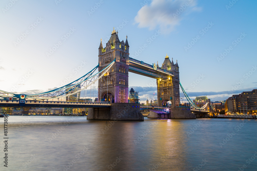 Obraz premium Tower Bridge o zmierzchu