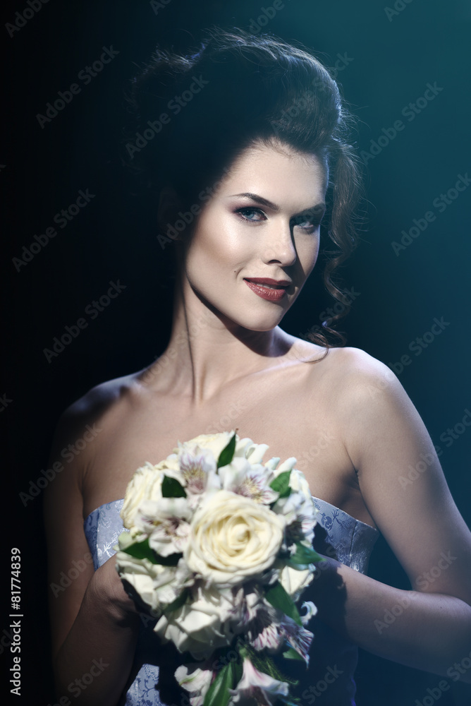 Naklejka premium Gorgeous Brunette bride with wedding bouquet.