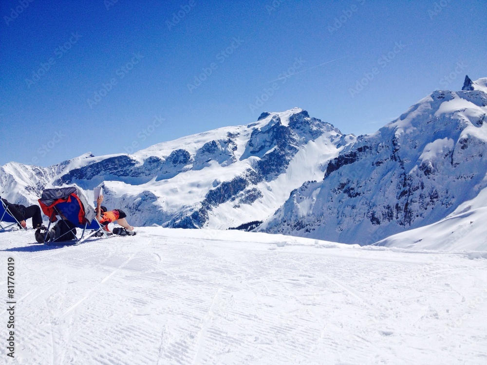 Skiurlaub im Montafon Sonnenbad mit Alpengipfel