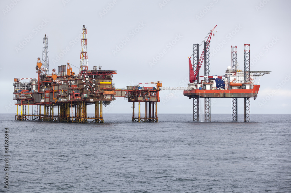 Naklejka premium Oil platform on the North Sea while cloudy day