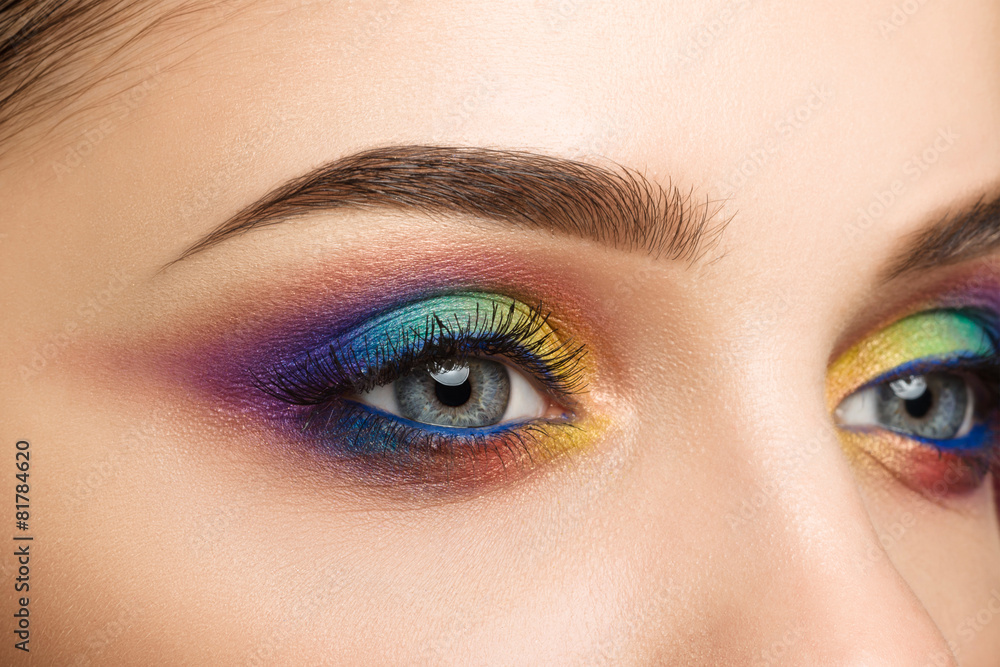 Obraz premium Zbliżenie niebieskiego oka kobiecego z piękną nowoczesną kreacją