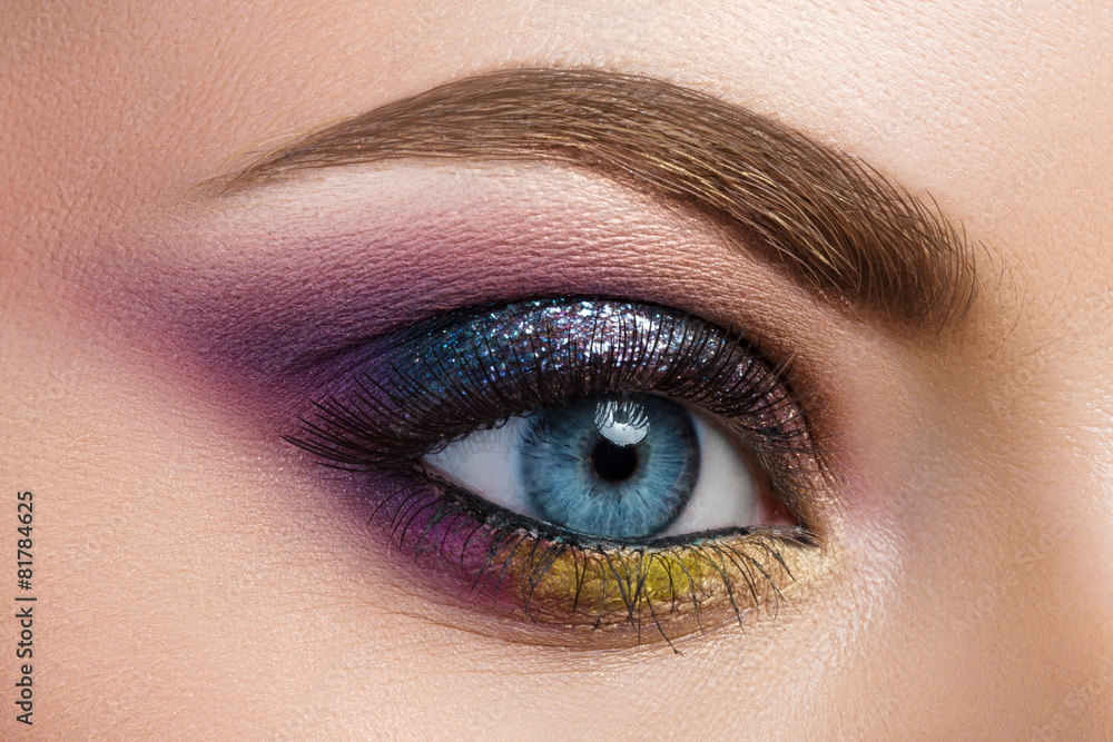 Obraz premium Close-up view of blue female eye with beautiful modern creative