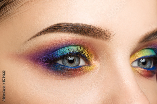 Foto Close-up view of blue female eye with beautiful modern creative