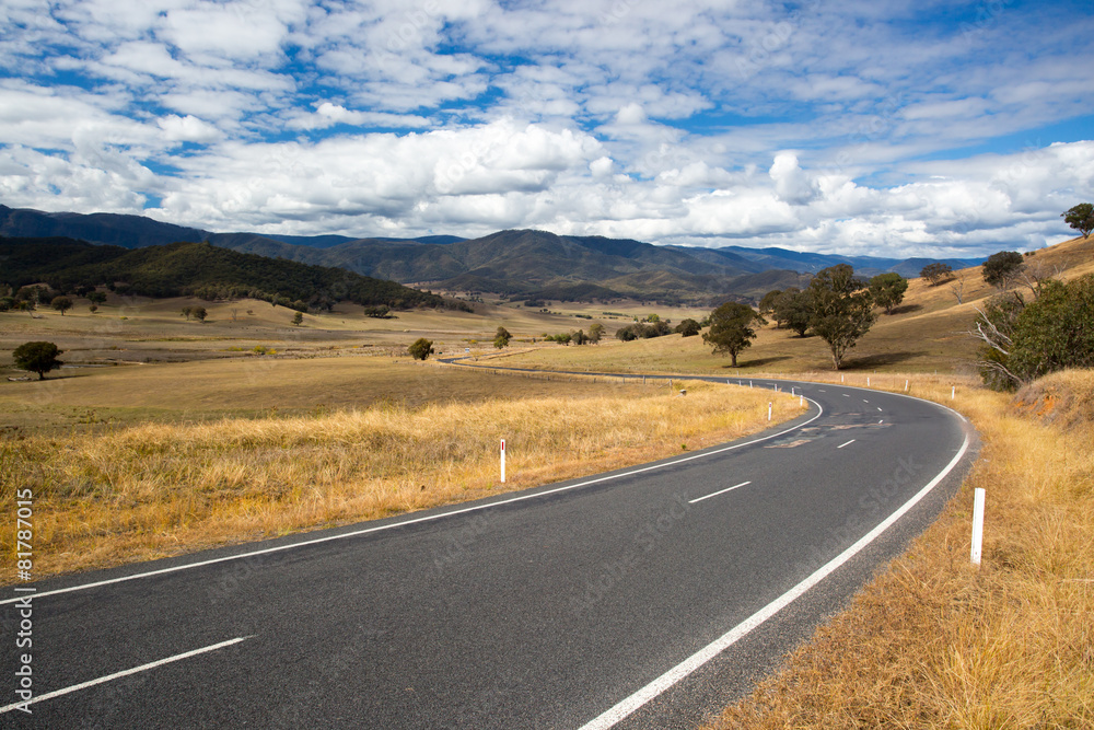 Fototapeta premium Australian Road Scene near Snowy Mountains