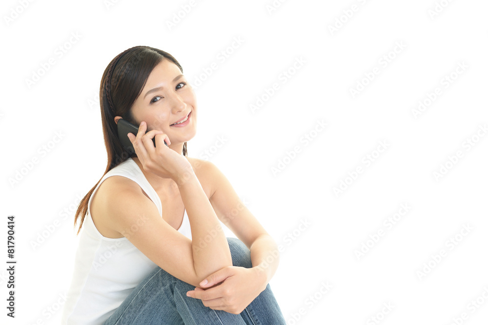 スマートフォンで会話中の女性 スマートフォンで会話中の女性